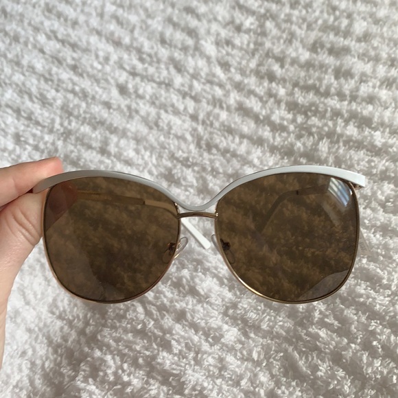 Gold and white framed sunglasses - Picture 4 of 5